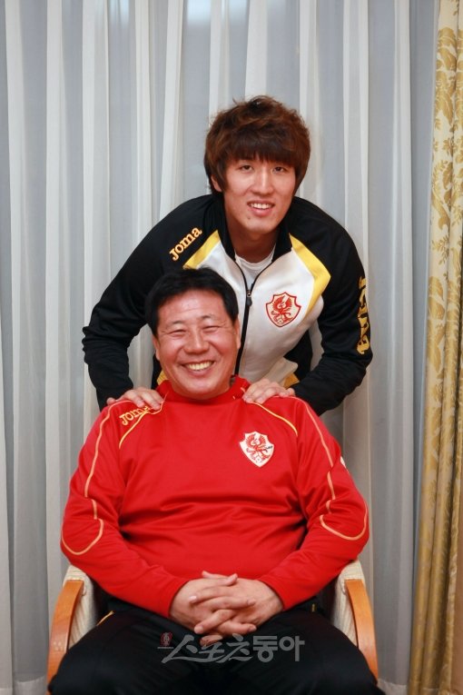 광주FC 최만희 감독(아래)이 15일 전훈지인 전남 영암의 한 호텔에서 박기동에게 어깨 마사지를 받으며 흐뭇하게 웃고 있다. 사진제공 ｜ 광주FC