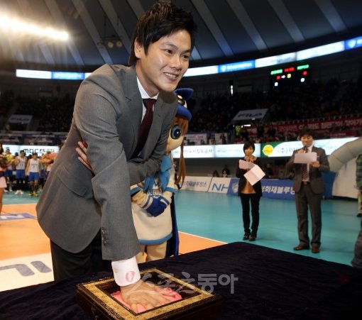 삼성화재 신선호가 15일 대전 충무체육관에서 현역 은퇴식을 가진 가운데 명예의 전당에 헌액될 핸드프린팅 행사에 참여하고 있다. 대전ㅣ박화용 기자 inphoto@donga.com 트위터 @seven7sola