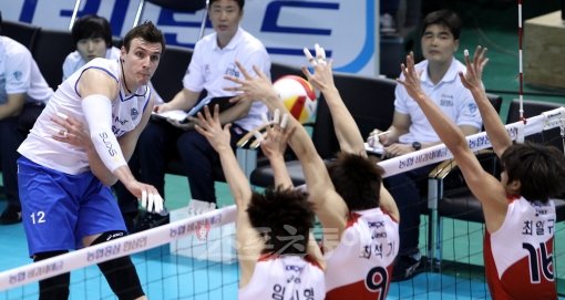 삼성화재 가빈(왼쪽)이 KEPCO의 수비벽 사이로 스파이크를 날리고 있다. 대전 ｜ 박화용 기자 inphoto@donga.com 트위터 @seven7sola