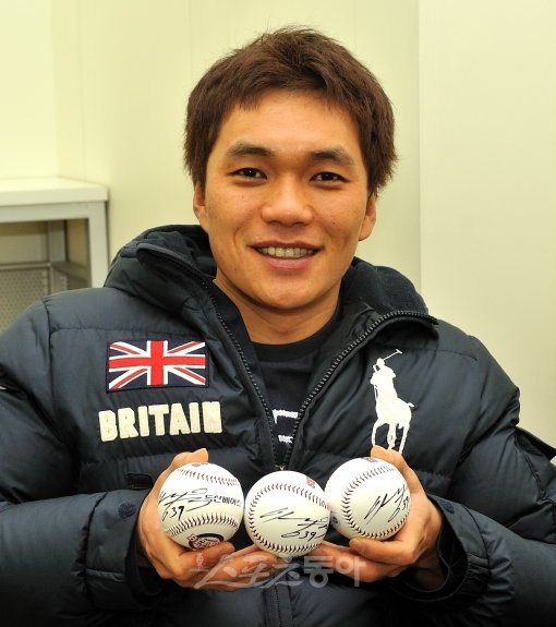 두산 뿐만 아니라 타팀 팬들로부터 수많은 질문 공세를 받은 이종욱은 자신의 야구 인생에서 평생 잊지 못할 은인으로 김경문 전 
감독(현 NC 다이노스)을 꼽았다. 이종욱이 자신이 직접 뽑은 세 명의 질문자에게 전할 사인볼을 들고 포즈를 취하고 있다.사진제공
 ｜ 두산 베어스