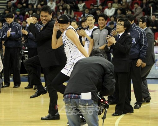 2011-2012 여자프로농구 올스타전이 동부선발 대 서부선발 경기가 15일 부천체육관에서 열렸다. 3쿼터 이벤트 타임 에 이호근 감독과 로벌슨이 셔플 댄스를 추고 있다. 부천 | 김종원기자 won@donga.com 트위터 @beanjjun