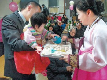 대구 월성종합사회복지관 노인정에서 열린 도민혜양의 돌잔치에서 민혜가 동네 어르신들이 지켜보는 가운데 돌잡이를 하고 있다. 월성종합사회복지관 제공