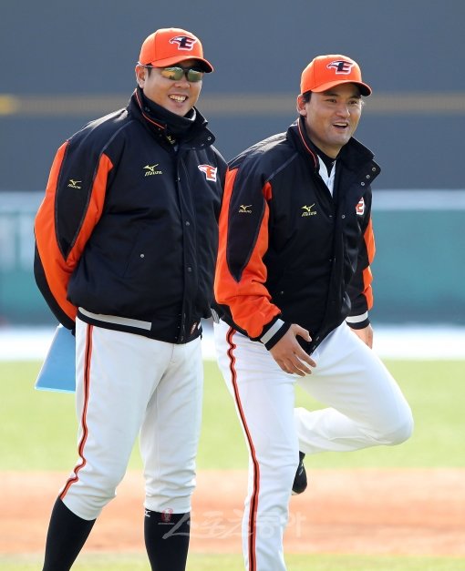 충청도가 낳은 최고의 동갑내기 투수들. 정민철과 박찬호는 이제 한화에서 투수코치와 최고참 투수로 함께 생활한다. 사석에서 편하게 
만났던 두 친구는 16일부터 애리조나 캠프에서 코치와 선수로 본격적인 호흡을 맞추게 됐다. 스포츠동아DB