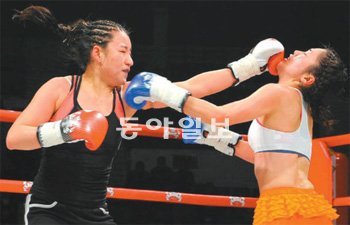 15일 서울 장충체육관에서 열린 이종격투기 대회 ‘더 칸3’에 출전한 임수정(왼쪽)이 미쿠 하야시(일본)의 얼굴에 정확한 왼손 펀치를 날리고 있다. OSEN 제공