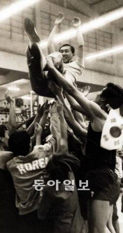 1970년 방콕 아시아경기에서 한국 농구를 우승으로 이끈 뒤 헹가래를 받고 있는 김영기 전 총재. 동아일보DB