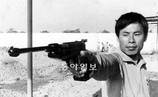 박종길 촌장 선수시절 권총을 잡은 모습.