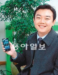 우인구 대표가 스마트폰을 활용한 리모컨을 보여주고 있다. 구미전자정보기술원 제공