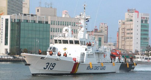 300t급 신형 경비함 319함이 포항해경 전용부두인 동빈항으로 입항하고 있다. 포항해양경찰서 제공