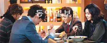 준수와 소라, 찬진, 윤지가 함께 식사를 하고 있다. 윤지는 자신도 다른 사람과 사귀고 있다며 소라에게 준수를 부탁한다. 채널 A 제공