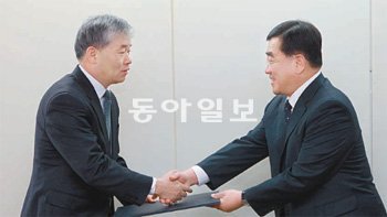 이대영 서울시교육감 권한대행이 16일 오전 서울시교육청에서 박수찬 영림중 교장(왼쪽)에게 임명장을 수여하고 있다. 서울시교육청 제공