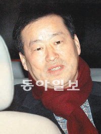 한나라당 전당대회 돈봉투 전달 혐의를 받고 있는 안병용 서울 은평갑 당협위원장이 16일 구속영장이 발부돼 수감되고 있다. 장승윤 기자 tomato99@donga.com