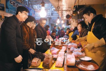 “돔배기 1kg 주이소” 설맞이 장보기를 위해 고향을 찾은 재경영천향우회원 80여 명이 17일 영천공설시장에서 영천 특산물인 돔배기(절인 상어고기)를 구입하고 있다. 영천시 제공