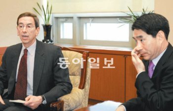 아인혼 “이란-北 상황 연관돼 있다” 로버트 아인혼 미국 국무부 이란·북한제재조정관(왼쪽)이 17일 서울 종로구 도렴동 외교통상부 청사에서 김재신 외교부 차관보와 한국의 이란산 원유 수입 감축 문제 등에 대해 이야기를 나누고 있다. 사진공동취재단