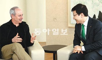 마이클 샌델 미국 하버드대 교수(왼쪽)와 김재호 채널A 회장 겸 동아일보 사장(오른쪽) 이 17일 오전 동아미디어센터 20층 접견실에서 국 사회의 정의 논쟁 등 현안에 대해 환담했다. 김경제 기자 kjk5873@donga.com