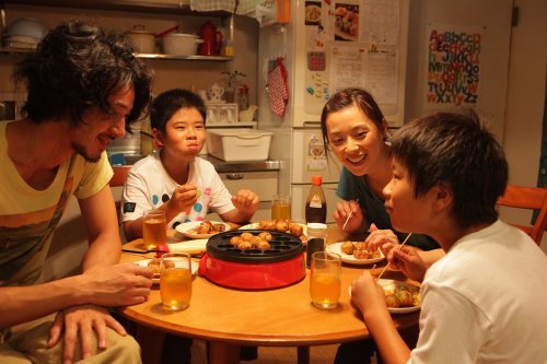 온 가족이 둘러앉아 즐겁게 웃으며 타코야키를 먹는- 막내 류노스케의 ‘꿈’. 진짜로 그런 저녁이 있었는지, 그저 간절한 공상일 뿐인지. 모호하게 처리했다.
사진 제공 미로비젼