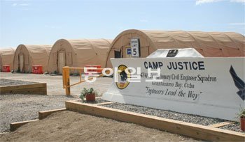 외부 방문객 숙소 관타나모 미국 해군기지에 설치된 외부 방문객과 훈련부대 숙소. 미 국방부는 알카에다 아라비아반도 최고지도자 재판이 인권침해 논란을 빚자 이례적으로 언론과 시민단체에 재판 과정을 공개했다. 관타나모=최영해 특파원 yhchoi65@donga.com