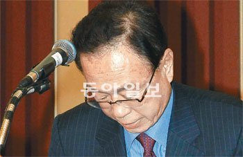 고개숙인 朴의장 외국 방문을 마치고 귀국한 박희태 국회의장이 18일 오전 인천 공항 귀빈실에서 한나라당 전당대회 당시 돈봉투 의혹 사건에 대한 견해를 밝힌 뒤 고개를 숙여 인사하고 있다. 인천=신원건 기자 laputa@donga.com