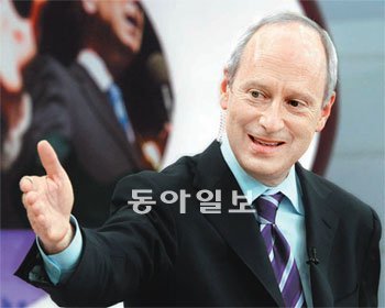 채널A ‘특별토론 공생발전과 정의’ 프로그램을 진행한 마이클 샌델 교수는 토론에 참여
한 청중의 이름을 일일이 불러가며 공론의 장에 필요한 기본자세인 경청과 존중을 보였
다. 장승윤 기자 tomato99@donga.com