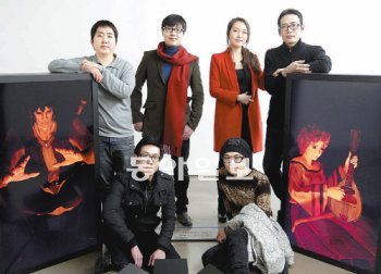 게임업체 넥슨의 게임 아티스트 여섯 명이 18일 서울 강남구 신사동 313 아트프로젝트 전시관에서 게임 ‘마비노기’ 캐릭터를 담은 모니터 옆에 모였다. 이들은 “게임 디자인도 당당한 예술의 영역으로 봐달라”고 말했다. 홍진환 기자 jean@donga.com