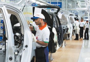9일(현지 시간) 인도 타밀나두 주 첸나이의 현대자동차 1공장 생산라인에서 근로자들이 현지 전략차종인 ‘i10’을 조립하고 있다. 현대자동차 제공