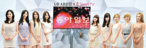 ‘소녀시대’가 소개하는 3D TV LG전자 광고모델인 ‘소녀시대’가 19일 서울 서초구 양재동 R&D캠퍼스에서 ‘LG 시네마 3D 스마트TV’ 신제품을 소개하고 있다. LG전자는 올 TV 신제품의 80%를 3차원(3D) TV로 내놓을 계획이다. LG전자 제공