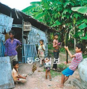 춤키리 군의 아이들이 추수를 하던 중 집에 돌아와 잠깐 숨을 돌리고 있다. 이 마을 아이 상당수는 학교를 그만두고 가족의 생계를 위해 농사일을 하며 돈을 번다. 기아대책 제공