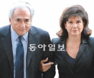 도미니크 스트로스칸 전 국제통화기금(IMF) 총재(왼쪽)와 부인 안 생클레르 씨.