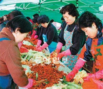 어려운 이웃에게 나눠 주기 위해 자원봉사자들이 김장을 담그고 있다. 강남교회 제공