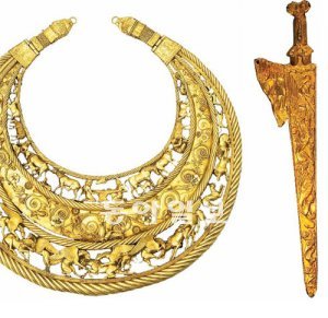 기원전 4세기의 황금가슴장식(왼쪽)과 멧돼지머리가 장식된 황금 보검 (오른쪽)