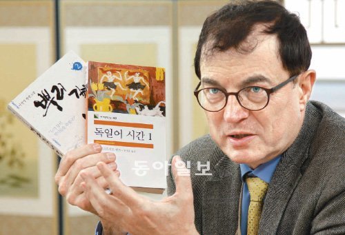 이참 한국관광공사 사장은 소설 역사 철학 요리 만화에 이르기까지 다양한 장르의 책을 읽는 ‘잡식’ 독서인이다. 한국어와 독일어는 물론이고 영어 프랑스어 등 다양한 언어의 원서를 탐독한다. 홍진환 기자 jean@donga.com