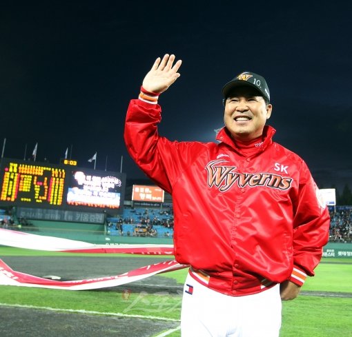 23일 오후 부산 사직야구장에서 열린 2011프로야구 롯데와 SK의 플레이오프 5차전에서 SK가 8-4로 승리를 거두고 3승 2패로 한국시리즈에 진출했다. 경기종료 후 이만수 감독 대행이 미소를 짓고 있다. 사직ㅣ박화용 기자 inphoto@donga.com 트위터 @seven7sola