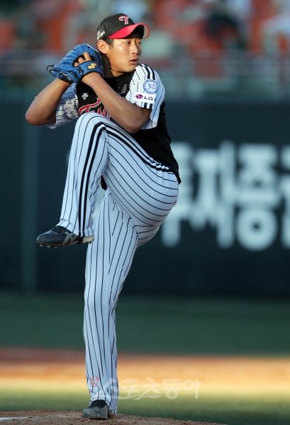 LG 뉴에이스 박현준은 이달 초 체력테스트에서 탈락해 해외전지훈련 참가자 명단에서 제외됐다. 25일부터 경남 진주에서 시작하는 잔류군 훈련에서 살아남아야 늦게나마 스프링캠프에 합류할 수 있다. 목동 | 임진환 기자 photolim@donga.com 트위터 @binyfafa