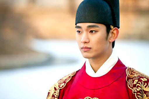 ‘해를 품은 달’에서 조선시대 가상의 왕 이훤으로 나오는 김수현. 감정에 솔직한 왕의 모습을 연기해 주목받고 있다. 사진제공｜MBC