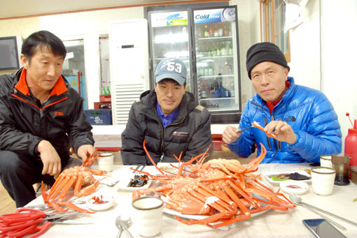 붉은대게 만찬. 살아있는 게를 민물에 담가 기절시킨 뒤 곧바로 삶아 상에 올린다. 왼쪽부터 경북요트협회 김종찬 전무이사, 32창성호 김대경 선주, 허영만 화백.