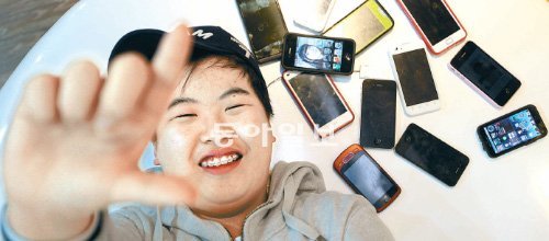 스마트폰이 없었으면 평범한 중학생이었을 태현석 군은 이제 영화제에 초청받는 번듯한 영화감독이 됐다. 아이폰4를 이용해 촬영한 단편영화 ‘히어로’로 제1회 올레 스마트폰 영화제에서 특별상을 수상한 태 군은 스마트폰을 들고 찍는 아이스하키 영화에 도전할 계획이다. 양회성 기자 yohan@donga.com