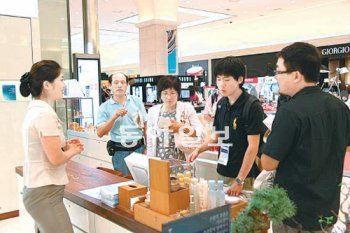 중국인 관광객이 최근 부산 해운대 신세계센텀시티를 방문해 1층 화장품 매장에서 쇼핑을 하고 있다. 신세계센텀시티 제공