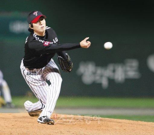 이제 ‘불규민’은 잊어라! 경찰청에서 서클체인지업을 장착하고 돌아온 LG 우규민이 2012시즌 부활을 예고하고 있다. LG의 뒷문을 지키는 수호신이 될 수 있을지 귀추가 주목된다.스포츠동아DB