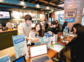 24일 투썸플레이스 서울 압구정점에서 고객이 삼성전자의 노트북 ‘시리즈5 울트라’를 체험해 보고 있다. 투썸플레이스는 삼성전자와 제휴해 젊은 고객이 많이 몰리는 점포에 최신 정보기술(IT) 기기를 무료로 체험할 수 있게 하는 ‘신상품 체험존’을 열었다. 투썸플레이스 제공