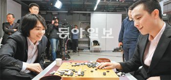 이세돌 9단과 박정환 9단, 황소 삼총사가 버티고 있는 한국 바둑은 세계무대에서 강하다. 하지만 5년 뒤에는 장담할 수 없다. 
중국의 신예들이 가파르게 성장하고 있기 때문이다. 지난해 비씨카드배에서 우승한 이세돌 9단이 구리 9단과 복기하는 모습. 한국기원
 제공