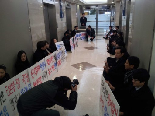 25일 오전 11시 부터 사장실과 보도본부장실 앞 복도에서 농성을 하고 있는 MBC 기자들. 사진출처｜MBC 기자회 트위터