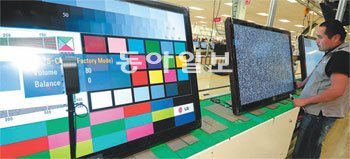 LG전자 멕시코 레이노사 법인의 현지 직원이 액정표시장치(LCD) TV 생산라인에서 제품의 화질을 테스트하고 있다. LG전자 제공