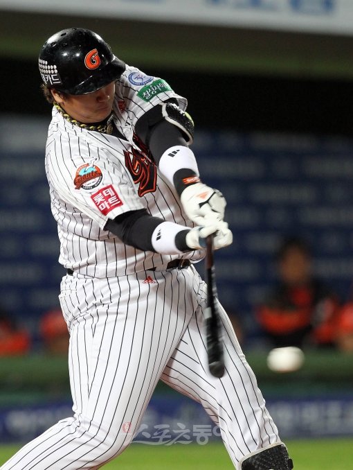 2011 프로야구 롯데자이언츠 대 한화이글스 경기가 4일 부산 사직야구장에서 열렸다. 4회말 2사 2루 롯데 이대호가 1타점 적시타를 치고 있다. 사직 | 김종원기자 won@donga.com 트위터 @beanjjun