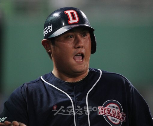 2011년 6월 28일 서울 목동야구장에서 열린 프로야구 두산 베어스와 넥센 히어로즈의 경기에서 5회초 두산 공격, 1사 만루 3루 주자 최준석이 이원석의 희생플라이 아웃되자 홈인해 동료들의 축하를 받고 있다. 목동 | 국경원 기자 onecut@donga.com 트위터 @k1isonecut