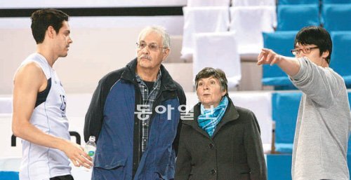 현대캐피탈 용병 수니아스(왼쪽)의 통역 안재웅 씨(오른쪽)가 17일 수니아스의 부모에게 천안 유관순체육관을 안내하고 있다. 현대캐피탈 제공