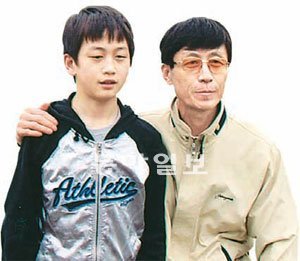 2006년 탈북 직후 하나원 적응 생활 시절 아버지와 만난 박혁 군. 박혁 군 제공