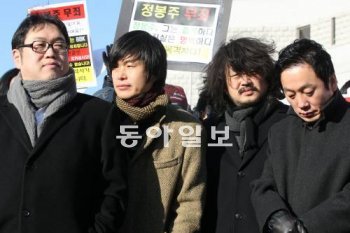 정봉주 전 의원(맨 오른쪽)과 ‘나꼼수’ 멤버들. 양회성 기자 yohan@donga.com