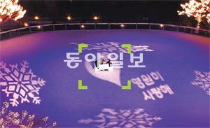 기자는 14일 서울 용산구 한남동 그랜드하얏트호텔 아이스링크를 찾아 프러포즈 이벤트를 체험했다. 호텔 아이스링크는 스케이트를 타는 것 외에도 로맨틱한 공간에서 연인을 위한 이벤트를 할 수 있다는 장점이 있다. 그랜드하얏트호텔 제공