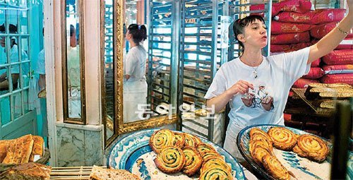 프랑스 파리의 레퓌블리크 광장 근처에서 찾은 빵집 ‘뒤팽 에 데지데’. ‘빵과 생각’이라는 뜻의 가게 이름처럼 잘 숙성된 제빵사의 철학을 음미할 수 있는 곳이다. 바앤다이닝 제공