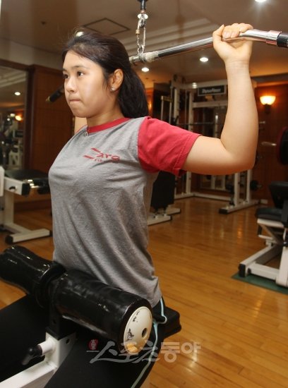 2008년 KLPGA 투어 신인왕 최혜용이 2012년 그린 평정을 예고했다. 최혜용이 26일 성남시 분당의 한 헬스클럽에서 근력 
강화 운동을 하며 구슬땀을 흘리고 있다. 박화용 기자 inphoto@donga.com 트위터 @seven7sola