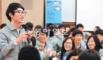 5일 입사한 대우조선해양 중공업사관학교 1기생들은 앞으로 한 해 동안 인문교육과 전공교육을 집중적으로 받게 된다. 그 후에는 업무와 병행하며 교육을 받는다. 대우조선해양 측은 “군대 가는 남학생들을 위한 특별 프로그램을 만들어 자기계발을 할 수 있도록 지원할 것”이라고 밝혔다. 거제=최재호 기자 choijh92@donga.com